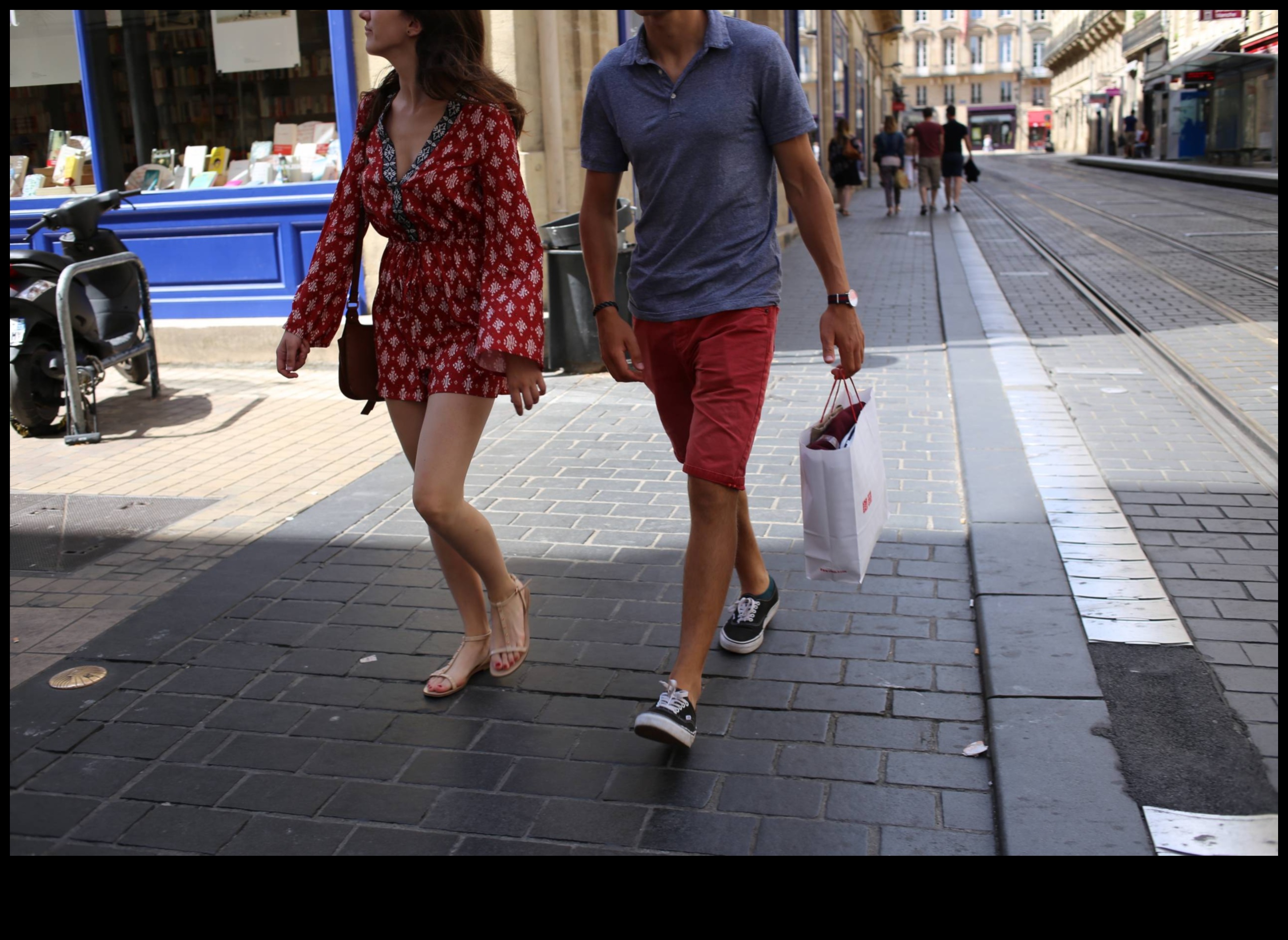 Street Style Saga: Kentsel Zerafet Büyüleyici Yakalanmalarla Keşfedildi